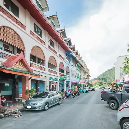 Oyo 1163 Eden Hostel Phuket Bagian luar foto