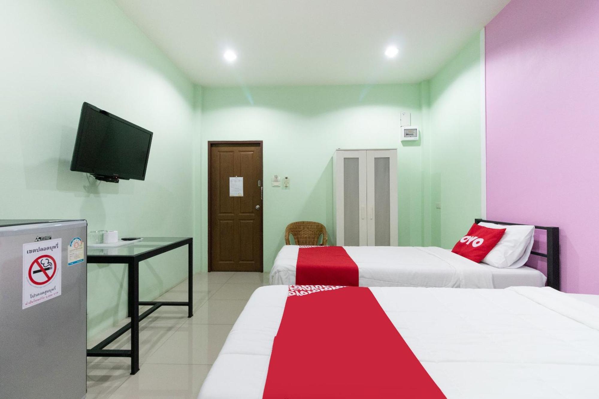 Oyo 1163 Eden Hostel Phuket Bagian luar foto