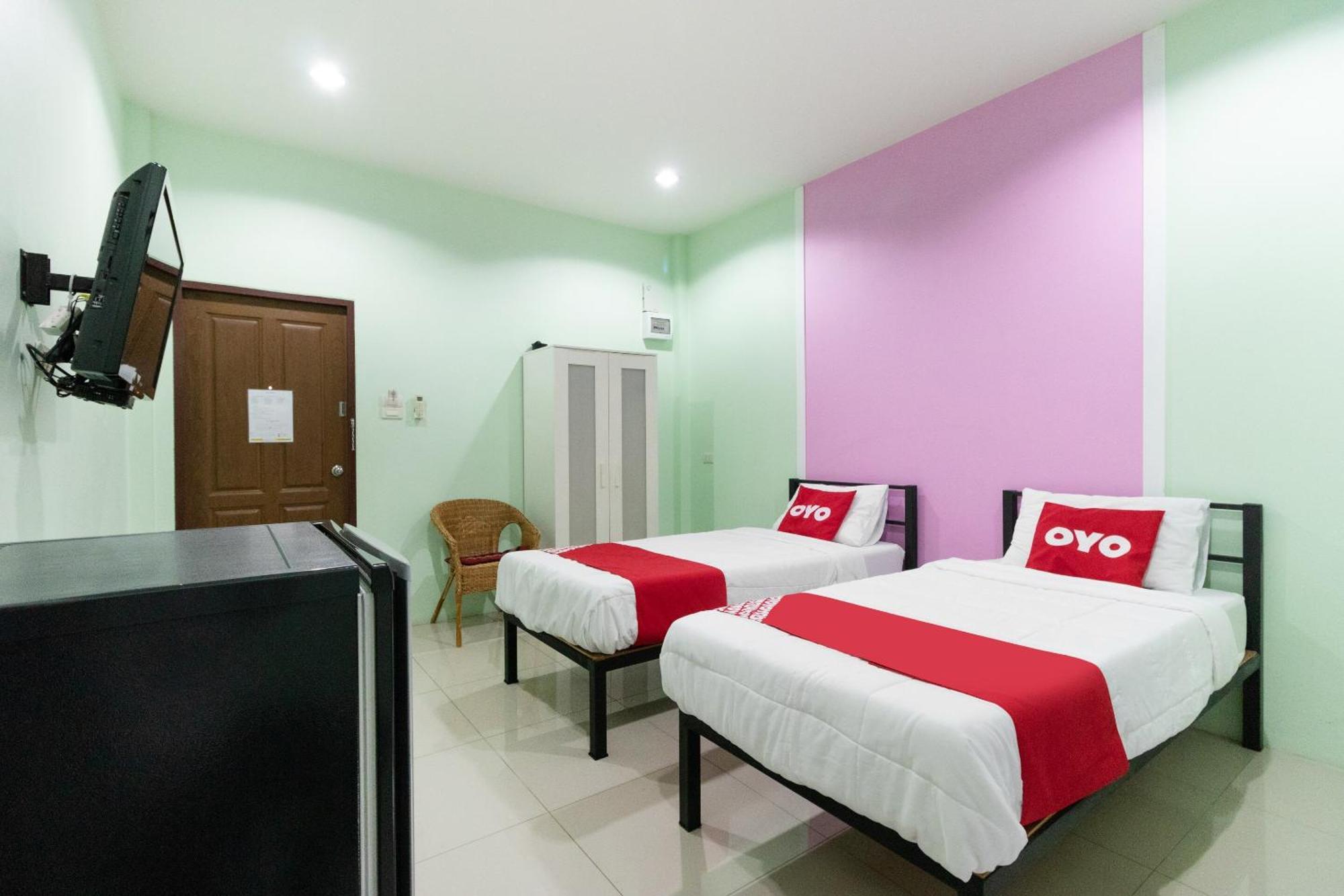Oyo 1163 Eden Hostel Phuket Bagian luar foto