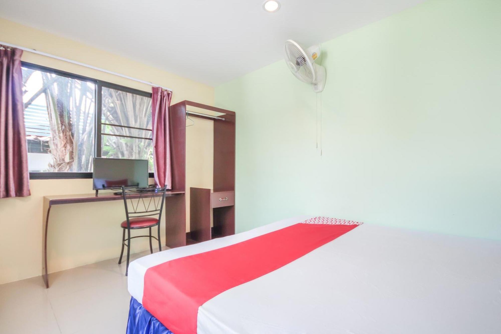 Oyo 1163 Eden Hostel Phuket Bagian luar foto