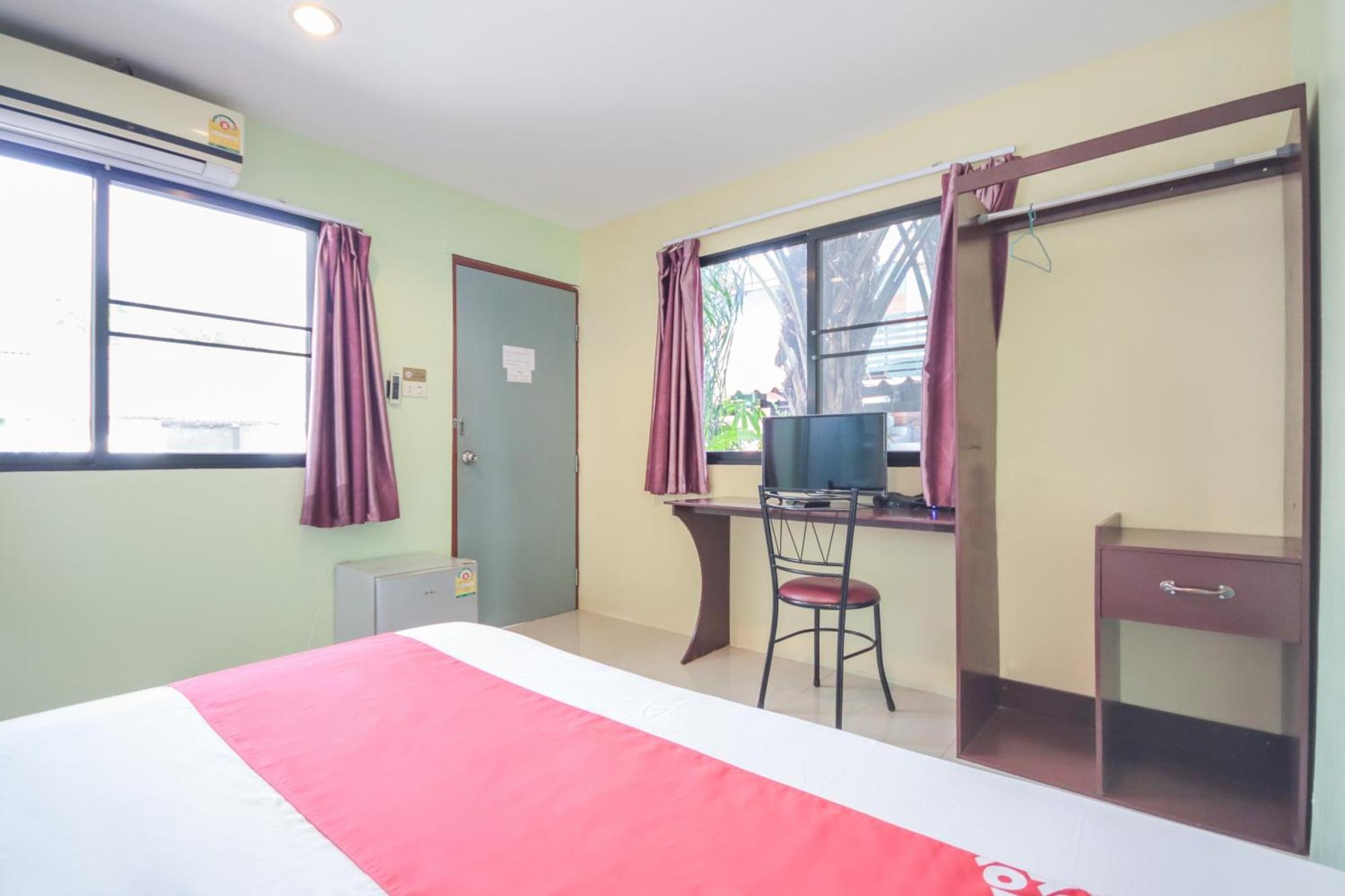 Oyo 1163 Eden Hostel Phuket Bagian luar foto