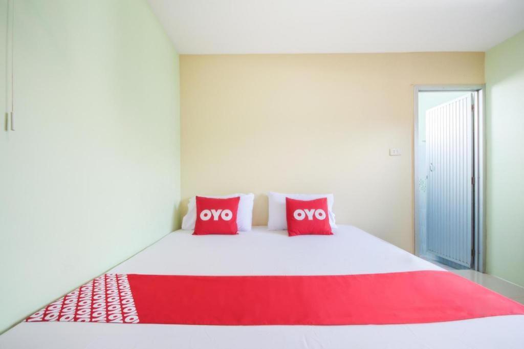 Oyo 1163 Eden Hostel Phuket Bagian luar foto