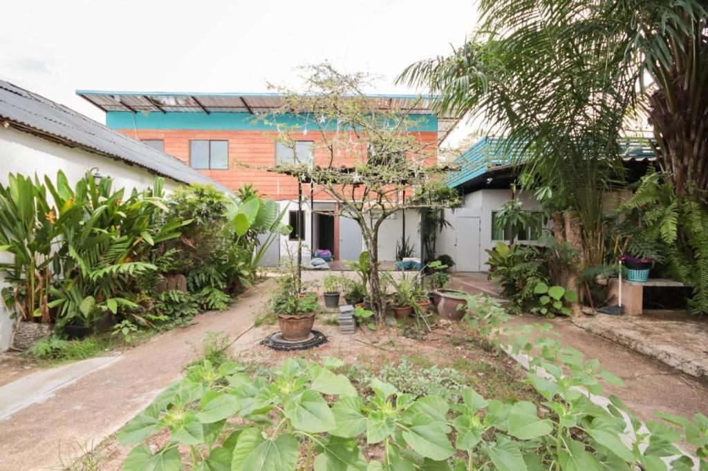 Oyo 1163 Eden Hostel Phuket Bagian luar foto