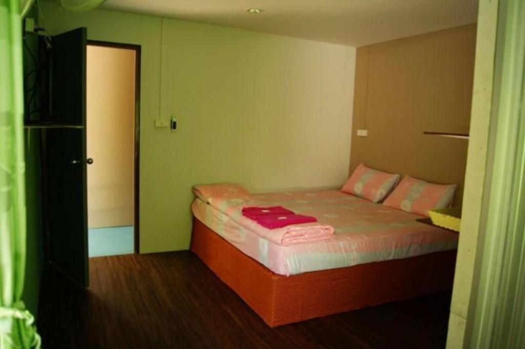 Oyo 1163 Eden Hostel Phuket Bagian luar foto