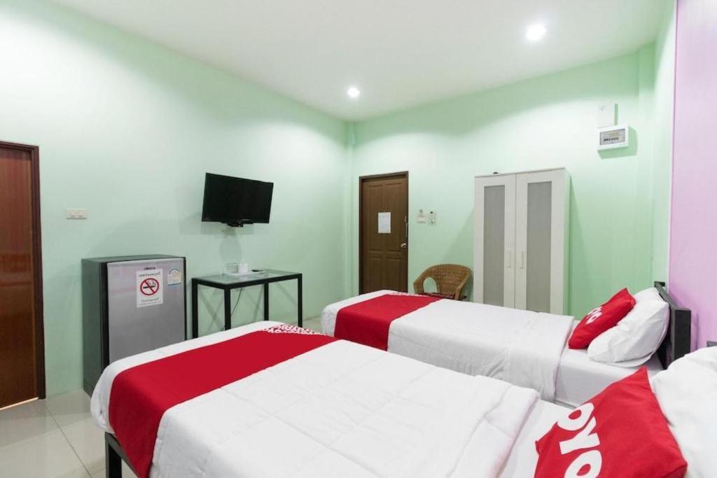 Oyo 1163 Eden Hostel Phuket Bagian luar foto