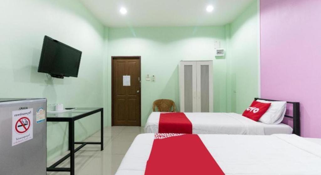 Oyo 1163 Eden Hostel Phuket Bagian luar foto