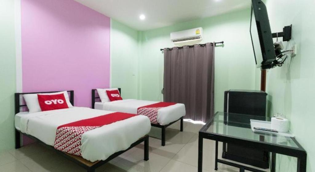 Oyo 1163 Eden Hostel Phuket Bagian luar foto