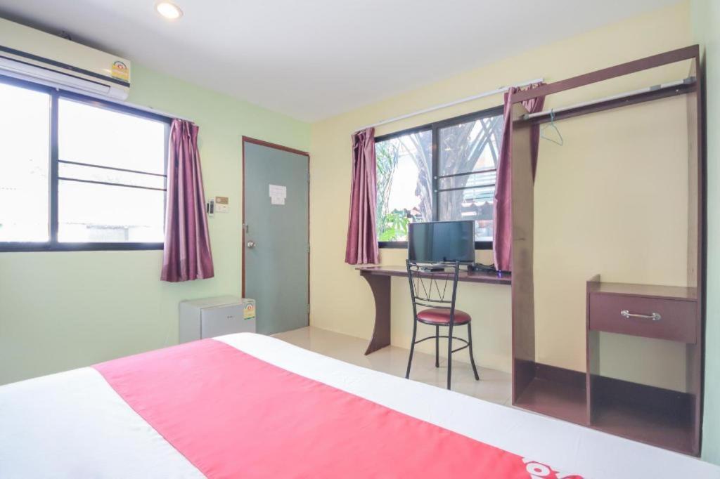 Oyo 1163 Eden Hostel Phuket Bagian luar foto