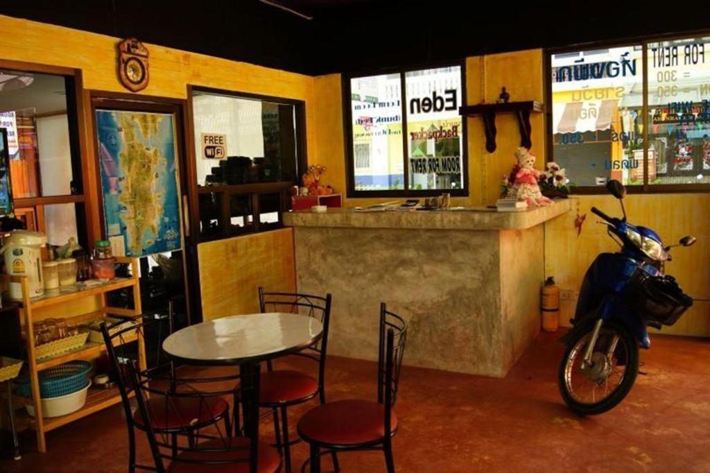Oyo 1163 Eden Hostel Phuket Bagian luar foto