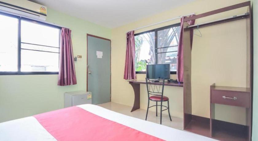 Oyo 1163 Eden Hostel Phuket Bagian luar foto
