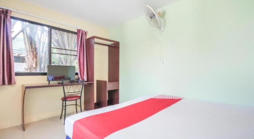 Oyo 1163 Eden Hostel Phuket Bagian luar foto