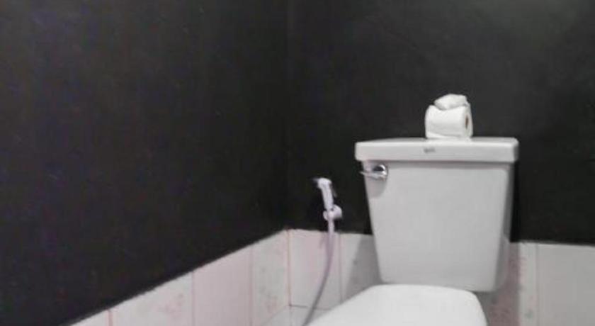 Oyo 1163 Eden Hostel Phuket Bagian luar foto