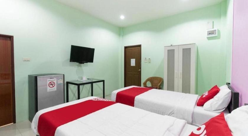 Oyo 1163 Eden Hostel Phuket Bagian luar foto