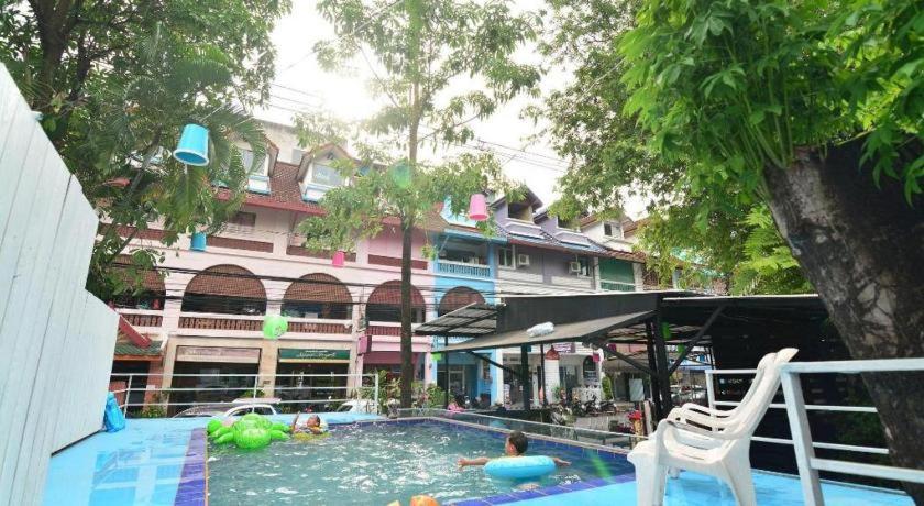 Oyo 1163 Eden Hostel Phuket Bagian luar foto