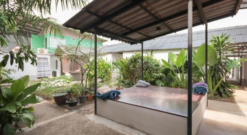 Oyo 1163 Eden Hostel Phuket Bagian luar foto