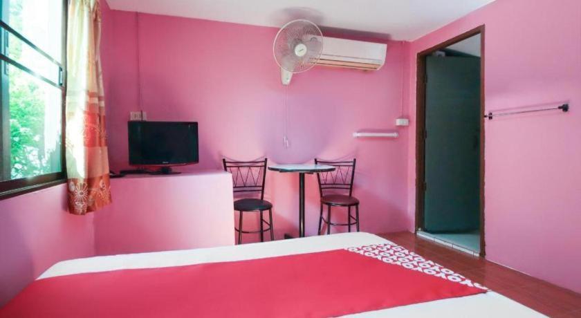 Oyo 1163 Eden Hostel Phuket Bagian luar foto