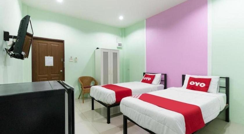 Oyo 1163 Eden Hostel Phuket Bagian luar foto