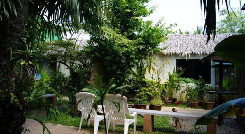 Oyo 1163 Eden Hostel Phuket Bagian luar foto