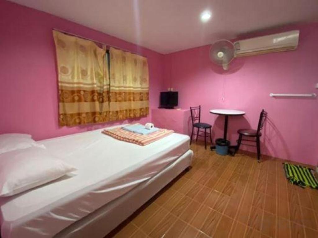 Oyo 1163 Eden Hostel Phuket Bagian luar foto
